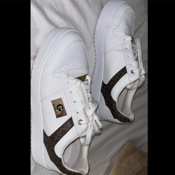 GUESS LA WOMENS SNEAKERS 
White and monogram 
Size 8 1/2
ONLY WORN ONCE - Picture 6 of 6